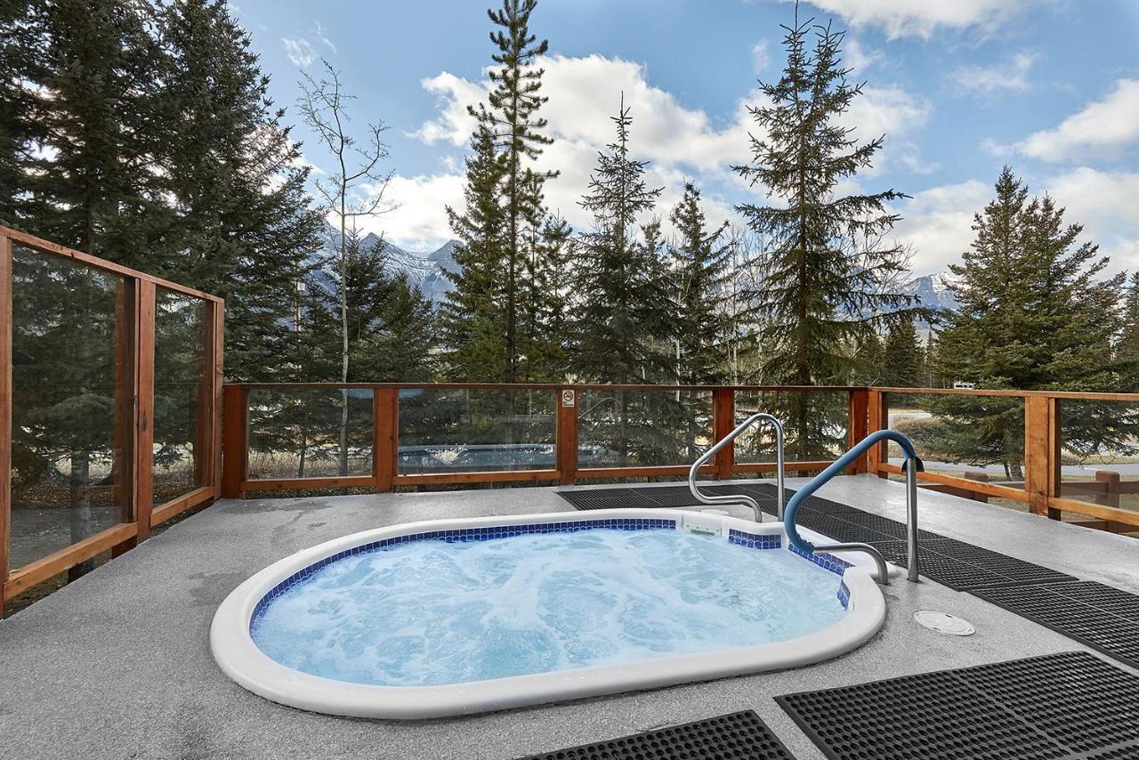 Willa Mountain View Escape With Open Hot Tub, Views!! Canmore Zewnętrze zdjęcie