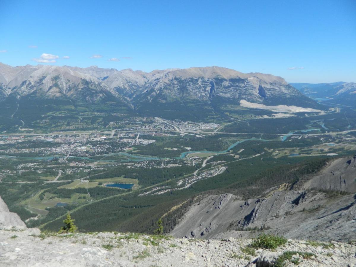 Willa Mountain View Escape With Open Hot Tub, Views!! Canmore Zewnętrze zdjęcie